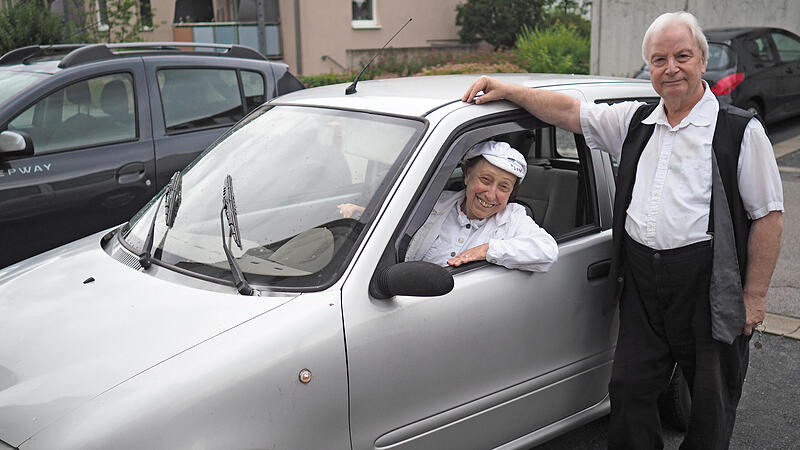Schlagerduo singt für Senioren: Aber es fehlt ein Auto Schlagerduo singt für Senioren: Aber es fehlt ein Auto