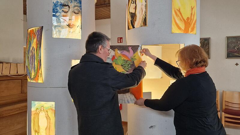 Die Bilder werden die Aussparungen der Litfa&szlig;s&auml;ulen gesetzt.