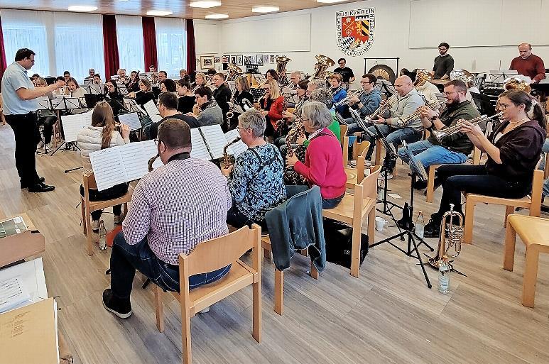 Thomas Asanger mit den 52 Musikern im Musikheim Langensendelbach.