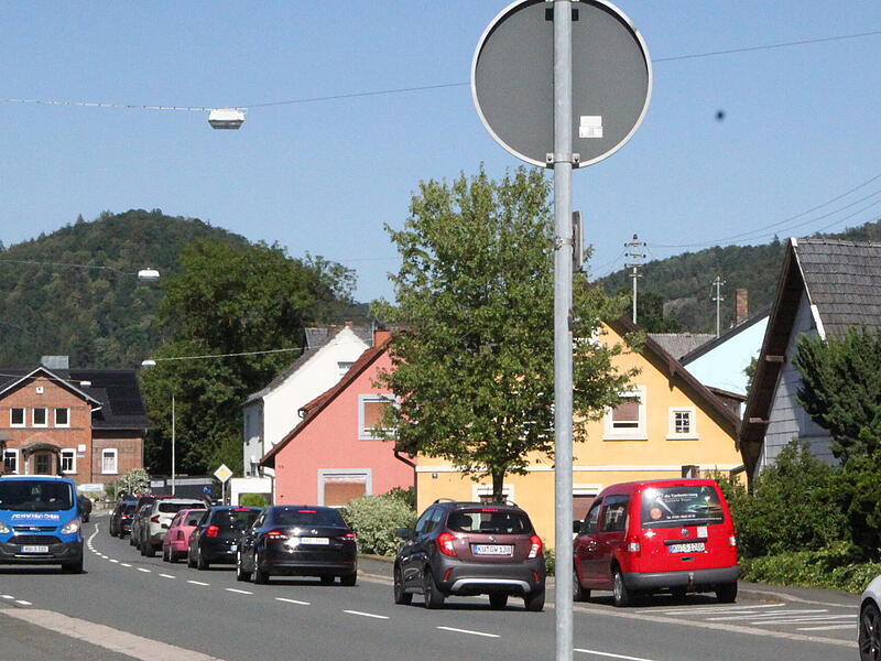 Wegen Bauarbeiten an einer der Brücken der Untersteinacher Umgehung fließt derzeit der Verkehr wieder wie bis zum Dezember 2020 durch den Ort. Wegen Bauarbeiten an einer der Brücken der Untersteinacher Umgehung fließt derzeit der Verkehr wieder wie bis zum Dezember 2020 durch den Ort.