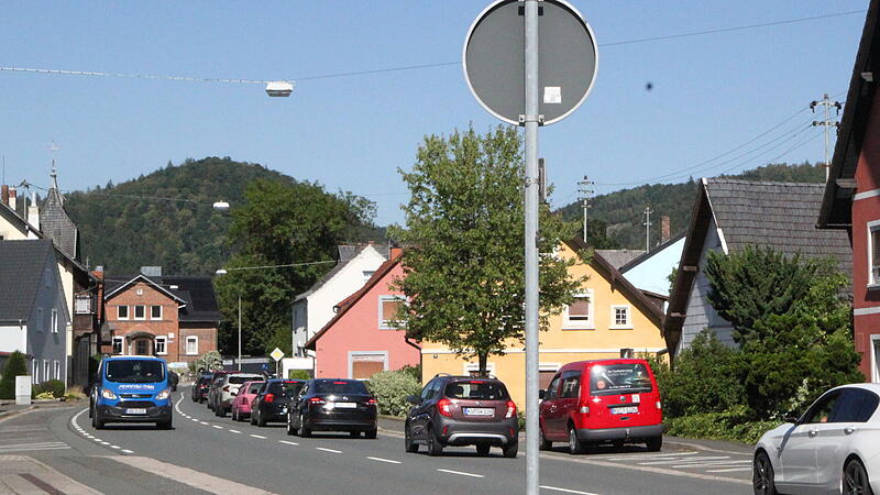 Wegen Bauarbeiten an einer der Brücken der Untersteinacher Umgehung fließt derzeit der Verkehr wieder wie bis zum Dezember 2020 durch den Ort. Wegen Bauarbeiten an einer der Brücken der Untersteinacher Umgehung fließt derzeit der Verkehr wieder wie bis zum Dezember 2020 durch den Ort.