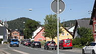 Wegen Bauarbeiten an einer der Br&uuml;cken der Untersteinacher Umgehung flie&szlig;t derzeit der Verkehr wieder wie bis zum Dezember 2020 durch den Ort.