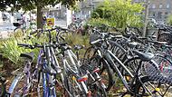 Vor allem in der Nähe des Bahnhofs ein typisches Bild: Weil die Abstellmöglichkeiten fehlen, werden viele Fahrräder wild abgestellt. Die Bamberger CSU sieht deshalb eine Gefahr für die öffentliche Sicherheit.