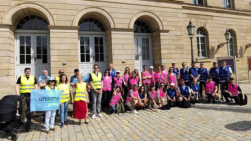 Die Streikteilnehmer am Mittwoch vor dem Landestheater.