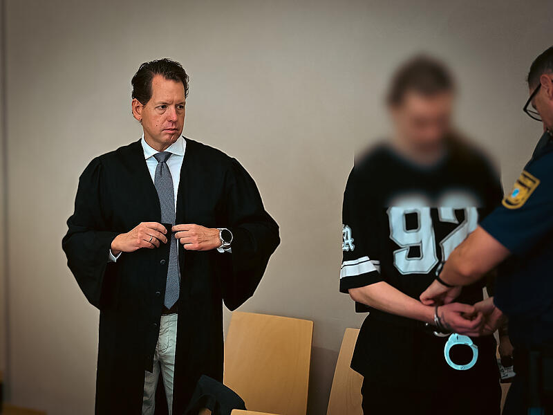 Weil er seine Freundin brutal misshandelt hat, musste sich ein 27-Jähriger vor dem Amtsgericht Erlangen verantworten. Im Bild: Rechtsanwalt Marcus Fischer aus Erlangen, der Angeklagte und ein Vorführbeamter (von links).