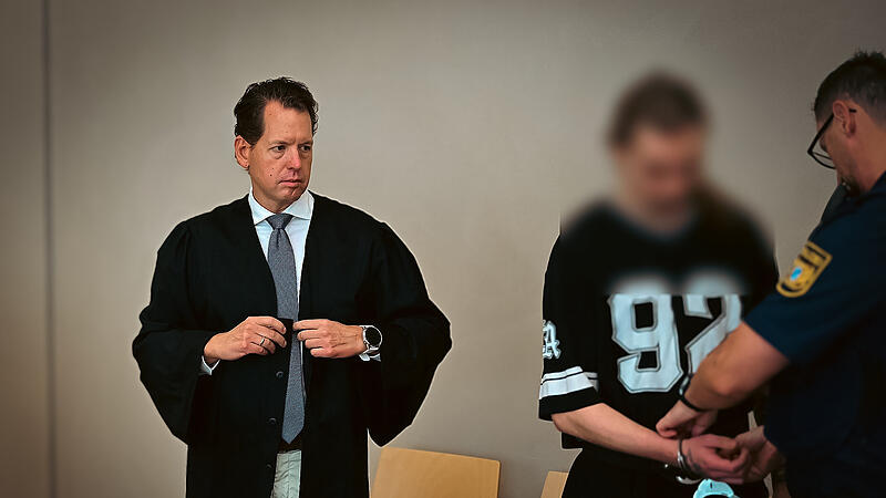 Prozess Amtsgericht Erlangen Weil er seine Freundin brutal misshandelt hat, musste sich ein 27-Jähriger vor dem Amtsgericht Erlangen verantworten. Im Bild: Rechtsanwalt Marcus Fischer aus Erlangen, der Angeklagte und ein Vorführbeamter (von links).