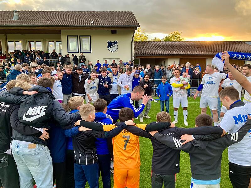 Trainer Dominic Fischer heizt nach dem Meisterschaftsgewinn im Kreis so richtig ein.