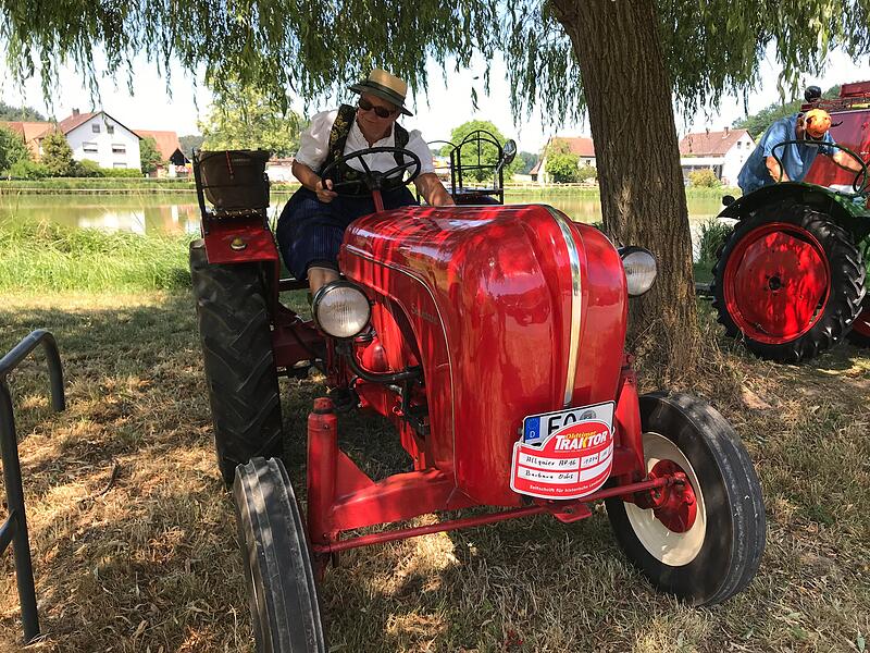 1000 Jahre Ailsbach: Die Oldtimer gl&auml;nzten und tuckerten um die Wette