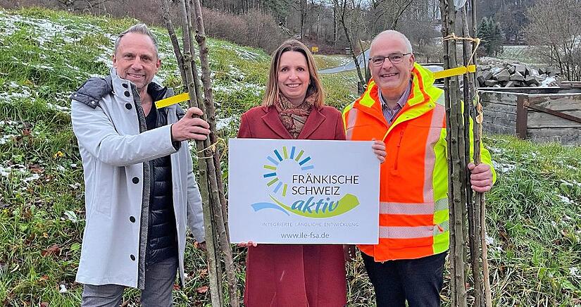 Baumausgabe Gößweinstein: Umweltminister Thorsten Glauber, Corinna Brauer (Geschäftsführung Integrierte Ländliche Entwicklung Fränkische Schweiz aktiv) und Hanngörg Zimmermann, Bürgermeister von Gößweinstein. Baumausgabe Gößweinstein: Umweltminister Thorsten Glauber, Corinna Brauer (Geschäftsführung Integrierte Ländliche Entwicklung Fränkische Schweiz aktiv) und Hanngörg Zimmermann, Bürgermeister von Gößweinstein.