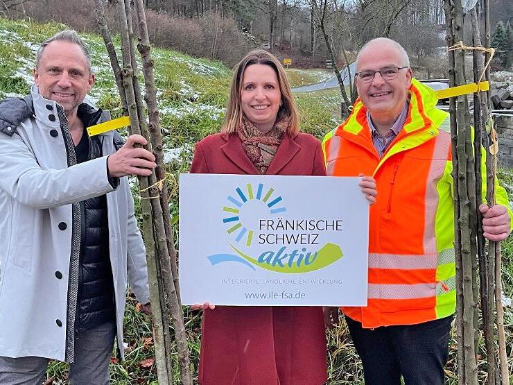 Baumausgabe Gößweinstein: Umweltminister Thorsten Glauber, Corinna Brauer (Geschäftsführung Integrierte Ländliche Entwicklung Fränkische Schweiz aktiv) und Hanngörg Zimmermann, Bürgermeister von Gößweinstein.