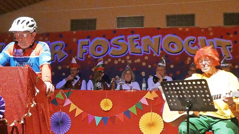 &bdquo;Ritzelfuchs&ldquo; Klaus Keller erz&auml;hlt aus dem Dorfleben &ndash; und singt mit Leni Hesselbach-W&uuml;scher.