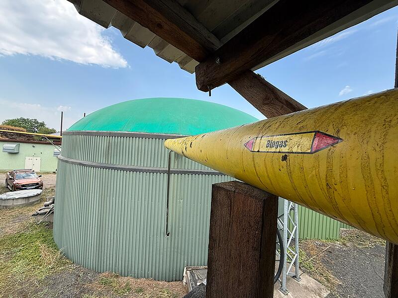 Pressetermin Biogasanlage PinzbergForchheim & Fränkische Schweiz Mit dem Biogas, das täglich durch diese gelben Leitungen fließt, können im Landkreis Forchheim ganze Kommunen mit Strom versorgt werden. Mit einem neuen Gesetz der Bundesregierung könnte sich das bald ändern, warnen Landwirte aus der Region.