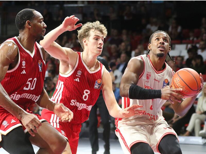 Jordan Wright (am Ball, im Duell mit den Bayern-Akteuren Tobias Jensen und Austin Wiley) war mit 16 Punkten Bamberger Topscorer.