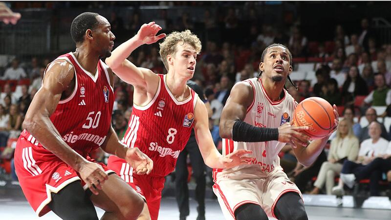 Jordan Wright (am Ball, im Duell mit den Bayern-Akteuren Tobias Jensen und Austin Wiley) war mit 16 Punkten Bamberger Topscorer.