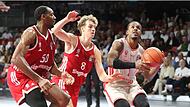 Jordan Wright (am Ball, im Duell mit den Bayern-Akteuren Tobias Jensen und Austin Wiley) war mit 16 Punkten Bamberger Topscorer. Jordan Wright (am Ball, im Duell mit den Bayern-Akteuren Tobias Jensen und Austin Wiley) war mit 16 Punkten Bamberger Topscorer.