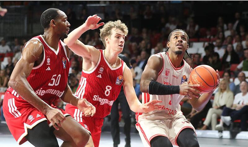 Jordan Wright (am Ball, im Duell mit den Bayern-Akteuren Tobias Jensen und Austin Wiley) war mit 16 Punkten Bamberger Topscorer.