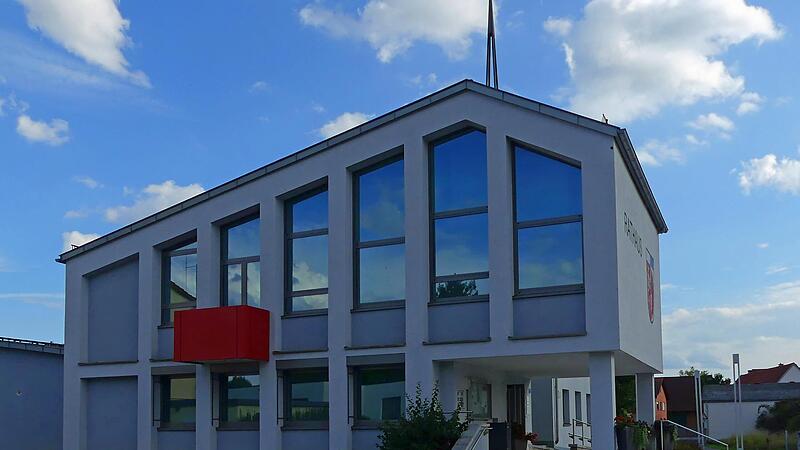An der Stelle des roten Balkons soll am Oerlenbacher Rathaus ein Aufzug errichtet werden. So können Menschen mit eingeschränkter Gehfähigkeit künftig direkt in den Sitzungssaal gelangen.