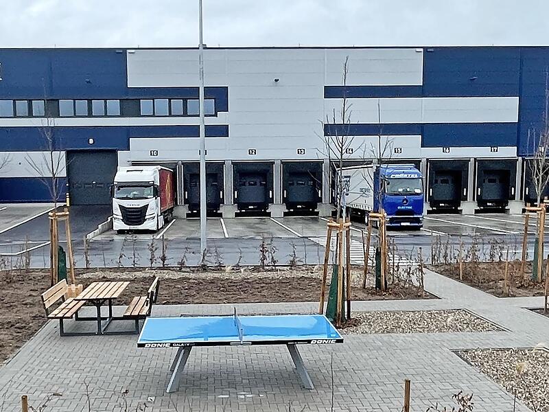 Blick von Osten auf den neuen Panattoni Park Unterfranken im Industriegebiet von Eltmann.