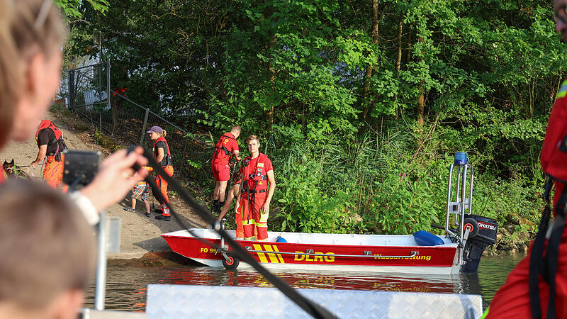 Wasserrettung: &Uuml;bung von DLRG und Rettungshundestaffel in ForchheimWasserrettung: &Uuml;bung von DLRG und Rettungshundestaffel in Forchheim