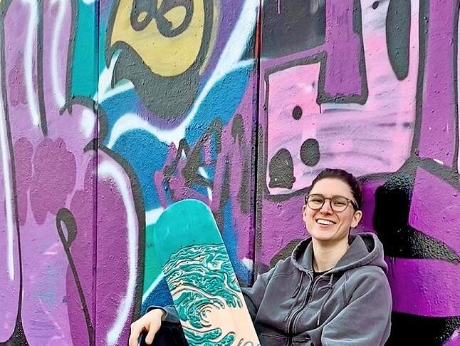 Nadja Birner bearbeitet ausrangierte Skateboards kunstvoll.