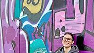 Nadja Birner bearbeitet ausrangierte Skateboards kunstvoll.