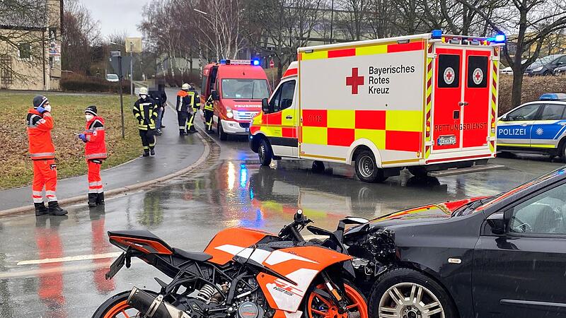 Die Vorfahrt &uuml;bersah der Autofahrer in Ebern. Daraufhin stie&szlig; sein Pkw mit einem KTM-Motorrad zusammen. Der junge Fahrer wurde verletzt.