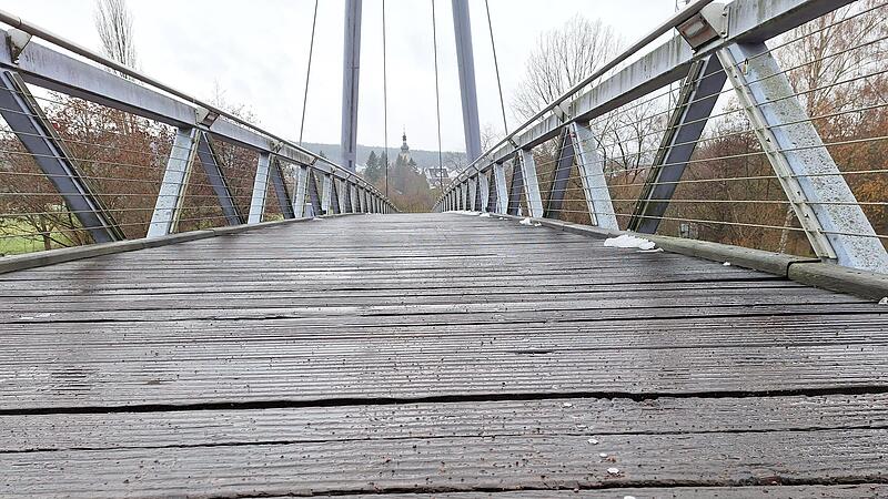 Nicht nur die Holzbohlen müssen am Lila-Steg ständig ausgetauscht werden. Das Streusalz derzeit macht den Stahlträgern darunter zu schaffen.Forchheim & Fränkische Schweiz