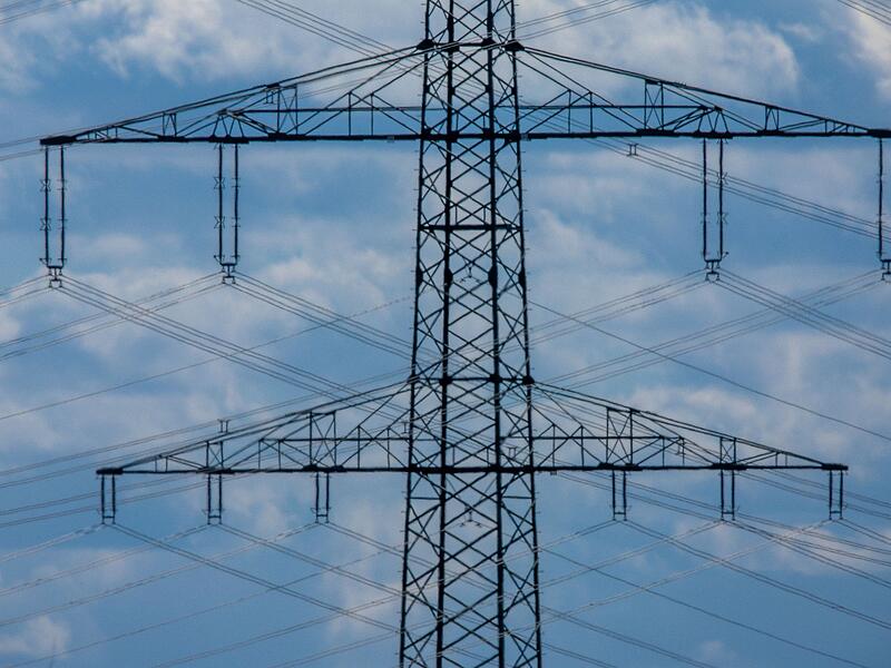 Stromleitungen für Energienetz