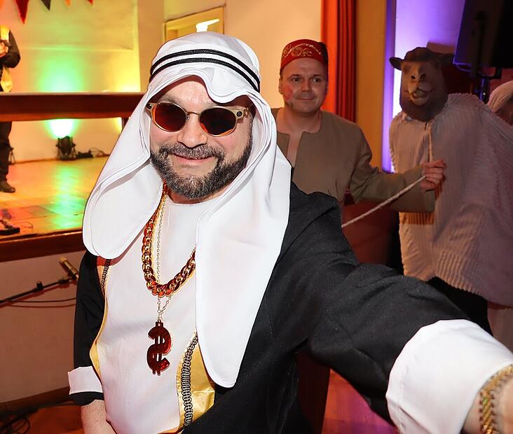 Scheich oder Fake  "Abdula al Gasi" bei der Vertragsunterzeichnung
