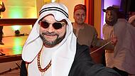 Scheich oder Fake  "Abdula al Gasi" bei der Vertragsunterzeichnung