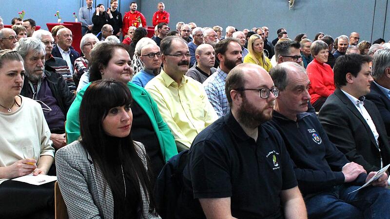 Blick in die volle Ebrachtalhalle: Etliche Zuschauer haben den Neujahrsempfang in Wachenroth besucht.