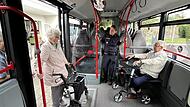 Unter Aufsicht von Kathrin Lieberth üben die Teilnehmer des Rollatorentrainings das Einsteigen in einen Bus der Stadtwerke Bamberg.