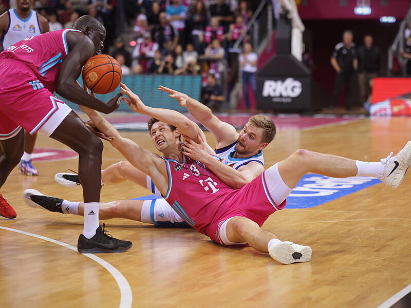 Verbissen: Patrick Heckmann k&auml;mpft im Spiel gegen die Skyliners Frankfurt um Till Pape am Boden um das Spielger&auml;t. Am Montagabend gibt es ein Wiedersehen mit seinen ehemaligen Bamberger Teamkollegen im Telekom-Dome.