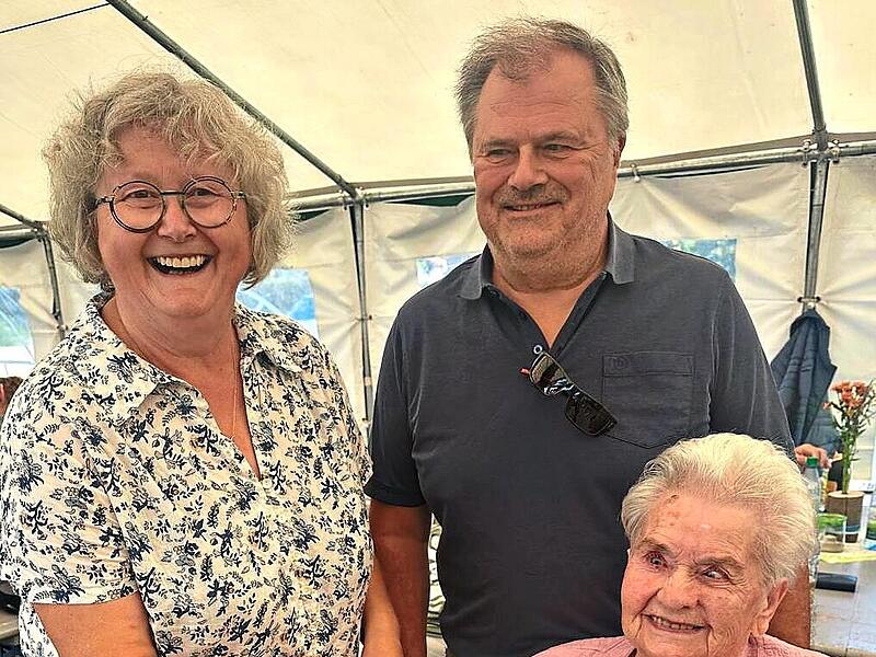 Die Hundertj&auml;hrige Emma Wetterich wurde von Ruth Geyer (l.) f&uuml;r 80-j&auml;hrige Mitgliedschaft geehrt, hinten Vorsitzender Manfred Angles.Martin Wetterich