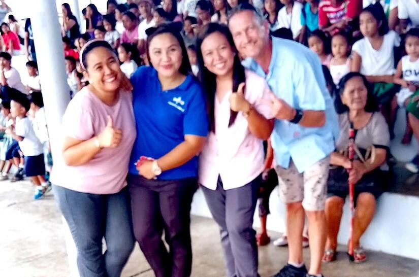 Der von Matthias Stra&szlig;burger (rechts) gegr&uuml;ndete Verein KAP hat es sich zur Aufgabe gemacht, benachteiligte Kinder auf den Philippinen gezielt zu unterst&uuml;tzen. Neben H&ouml;rger&auml;ten, Rollst&uuml;hlen oder Lebensmitteln organisiert der Verein etwa Slippers f&uuml;r arme Schulkinder in Mangaldan.