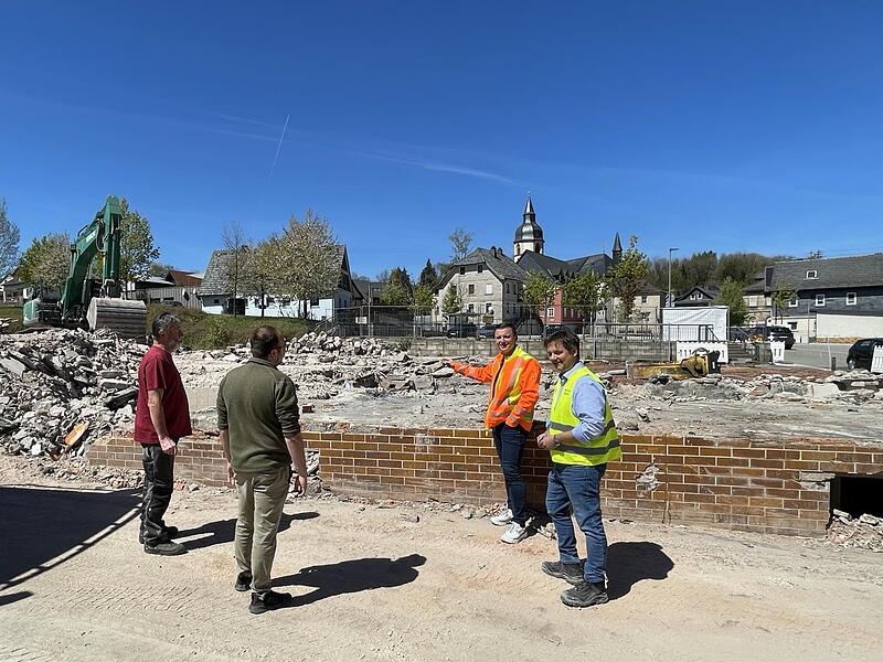 Gro&szlig;e Fortschritte macht der R&uuml;ckbau und Abriss des ehemaligen Traditionshotels Hans Veit in Rothenkirchen, von dem derzeit nur noch Grundmauern und Keller stehen.