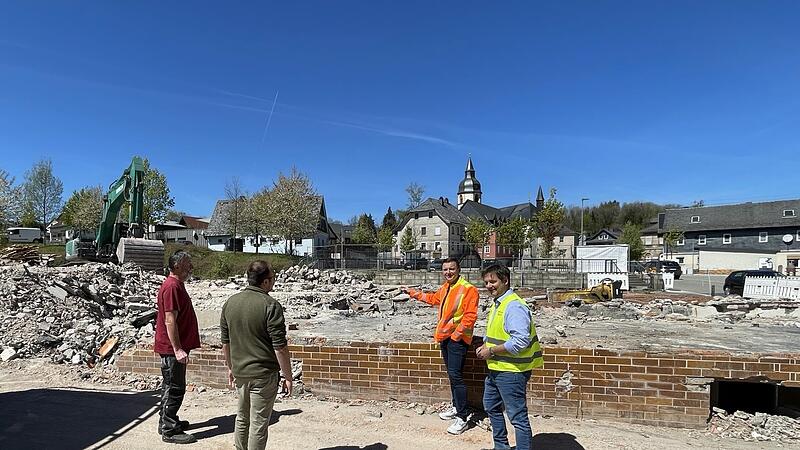 Gro&szlig;e Fortschritte macht der R&uuml;ckbau und Abriss des ehemaligen Traditionshotels Hans Veit in Rothenkirchen, von dem derzeit nur noch Grundmauern und Keller stehen.
