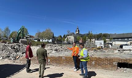 Große Fortschritte macht der Rückbau und Abriss des ehemaligen Traditionshotels Hans Veit in Rothenkirchen, von dem derzeit nur noch Grundmauern und Keller stehen. Große Fortschritte macht der Rückbau und Abriss des ehemaligen Traditionshotels Hans Veit in Rothenkirchen, von dem derzeit nur noch Grundmauern und Keller stehen.