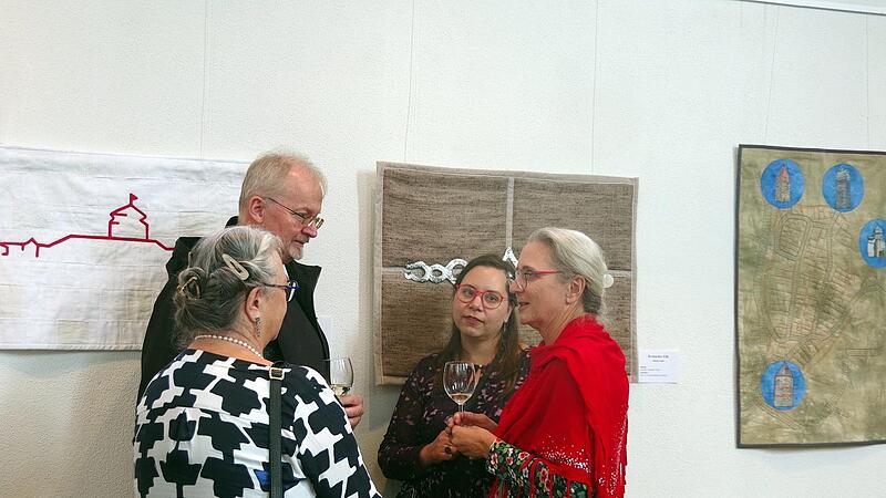Die textile Kunst gab bei der Ausstellungseröffnung Anlass zu anregenden Gesprächen.