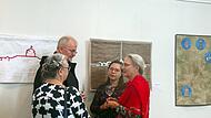 Die textile Kunst gab bei der Ausstellungseröffnung Anlass zu anregenden Gesprächen.