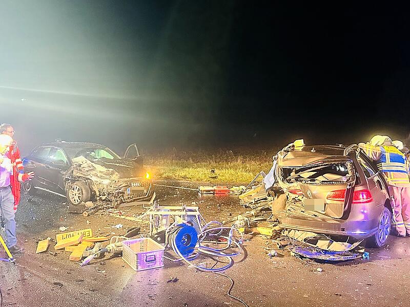Bei einem Frontalzusammenstoß starb ein 49-Jähriger, zwei weitere Männer wurden schwer verletzt.