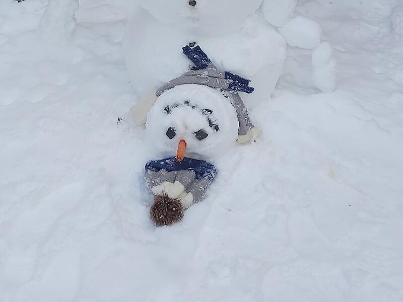 Ein Schneemann steht Kopf an der Gesamtschule Euerdorf, gebaut hat ihn ein Vater als Anreiz an die Kinder der ersten Klasse.