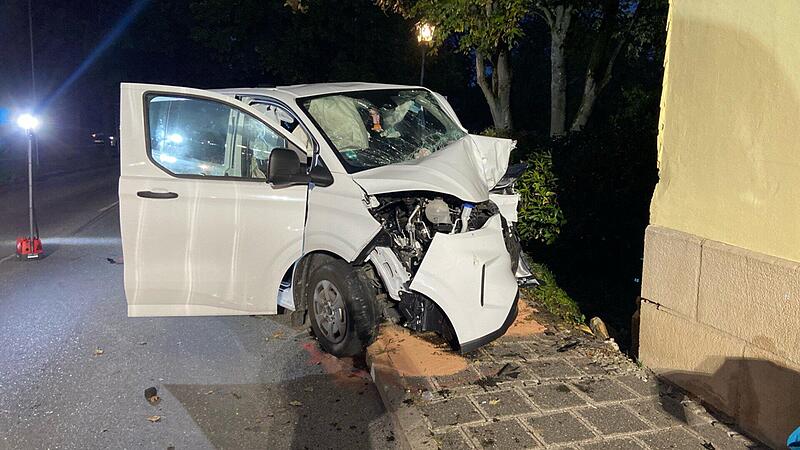 Kleintransporter kracht im Kreis Coburg gegen Hauswand - alle Insassen verletzt Kleintransporter kracht im Kreis Coburg gegen Hauswand - alle Insassen verletzt