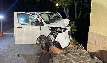 Kleintransporter kracht im Kreis Coburg gegen Hauswand - alle Insassen verletzt