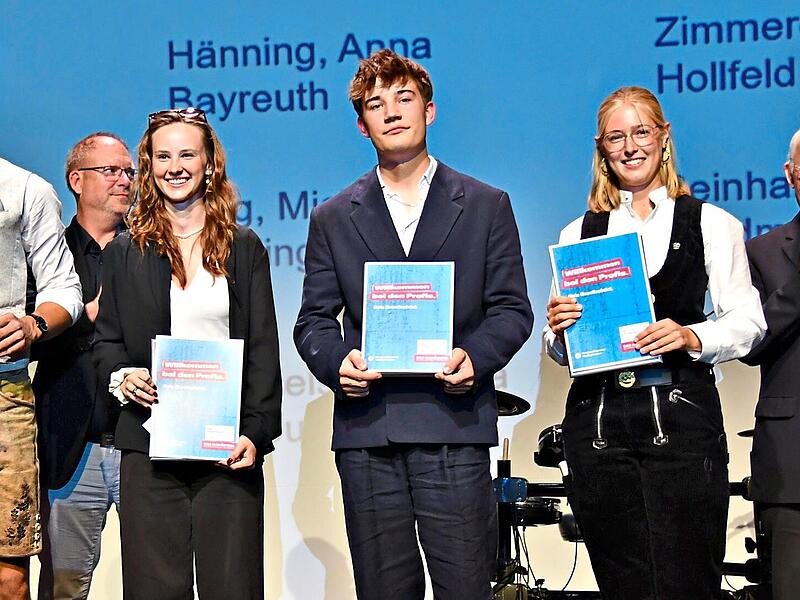 Der stellvertretende Kreishandwerksmeister Hans Schwender aus Thurnau (rechts) gratulierte den Pr&uuml;fungsbesten (von links): Michael Ring, Paula Michaelsen, Nikolas M&uuml;nch und Anna H&auml;nning. Stephan Herbert Fuchs