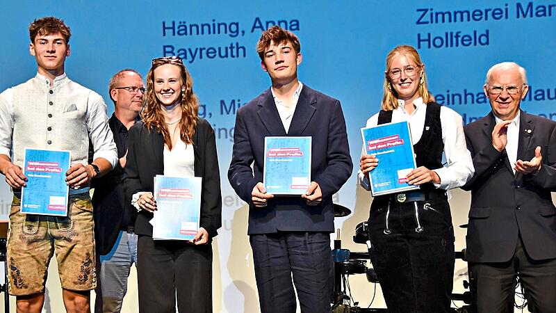 Der stellvertretende Kreishandwerksmeister Hans Schwender aus Thurnau (rechts) gratulierte den Pr&uuml;fungsbesten (von links): Michael Ring, Paula Michaelsen, Nikolas M&uuml;nch und Anna H&auml;nning. Stephan Herbert Fuchs