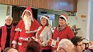 Die Landfrauen und der Nikolaus besuchten die Lebenshilfe in Reith (von links) Rosemarie Schmitt (Lebenshilfe), Nikolaus, Edeltraud Häusler (Kreisbäuerin), Helene Greubel (stellvertretende Kreisbäuerin).