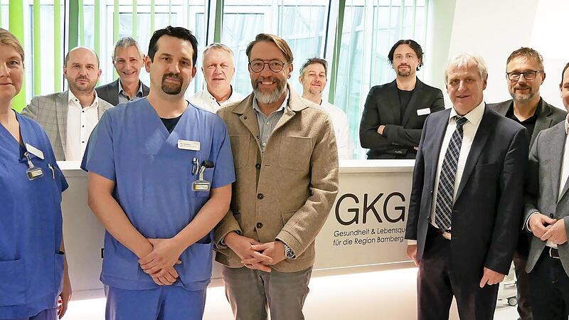 Das Team der neuen AVB (vorne von links): Stationsleitung Intensiv und An&auml;sthesie Bianca Giersig, &Auml;rztlicher Leiter Intensivstation/Notaufnahme Dr. Kuckein, Gesch&auml;ftsf&uuml;hrer Udo Kunzmann, stellvertretender Landrat Bruno Kellner, stellvertretender G...