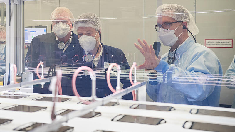 Bundeswirtschaftsminister Robert Habeck informiert sich während eines Rundgang im Bamberger Bosch-Werk über den Fortschritt der Industrialisierung der stationären Brennstoffzelle.