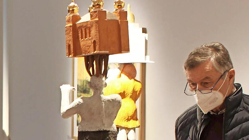 Ein Besucher der Ausstellung betrachtet eine der Skulpturen von Lothar Seruset. Ein Besucher der Ausstellung betrachtet eine der Skulpturen von Lothar Seruset.